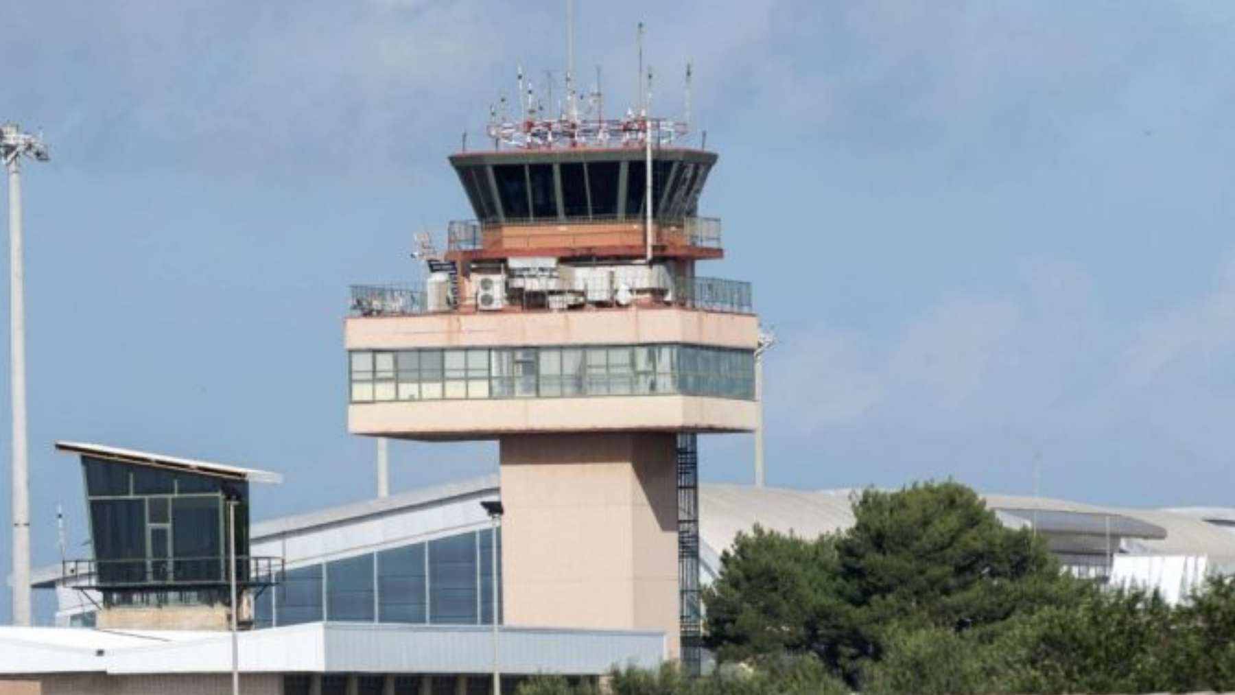 Torre de control del tráfico aéreo del aeropuerto de Menorca.