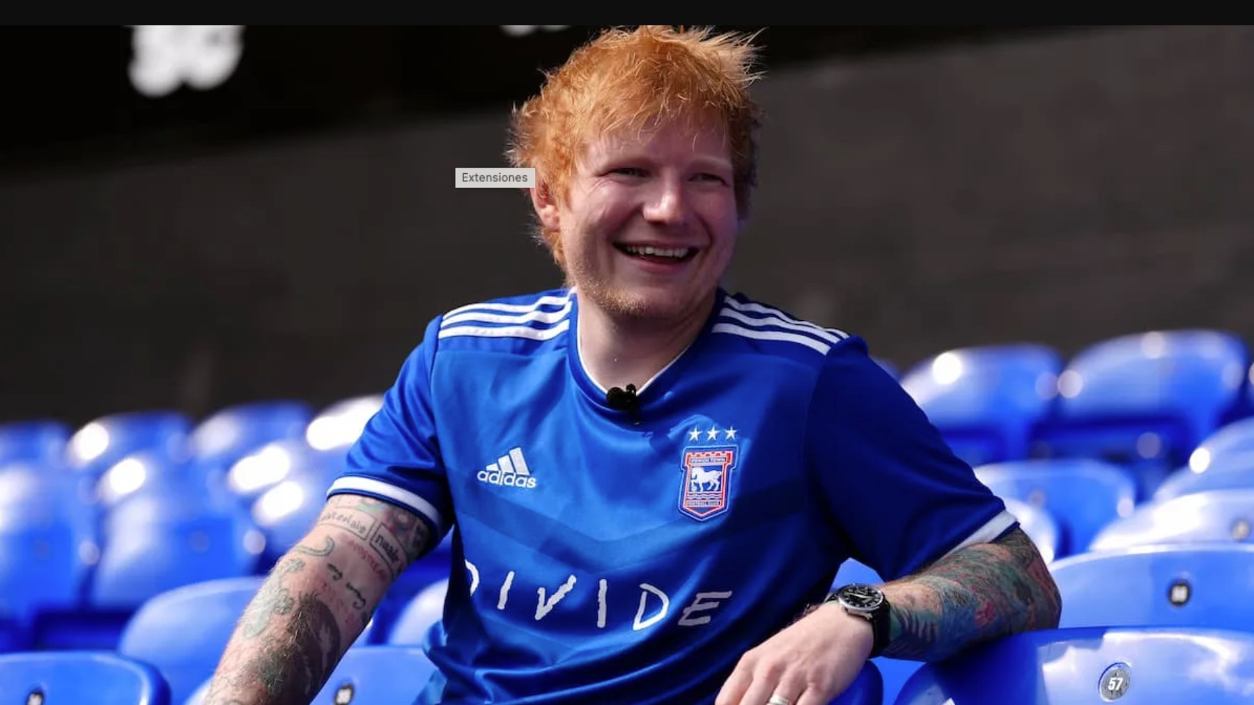 Ed Sheeran con la camiseta del Ipswich Town.