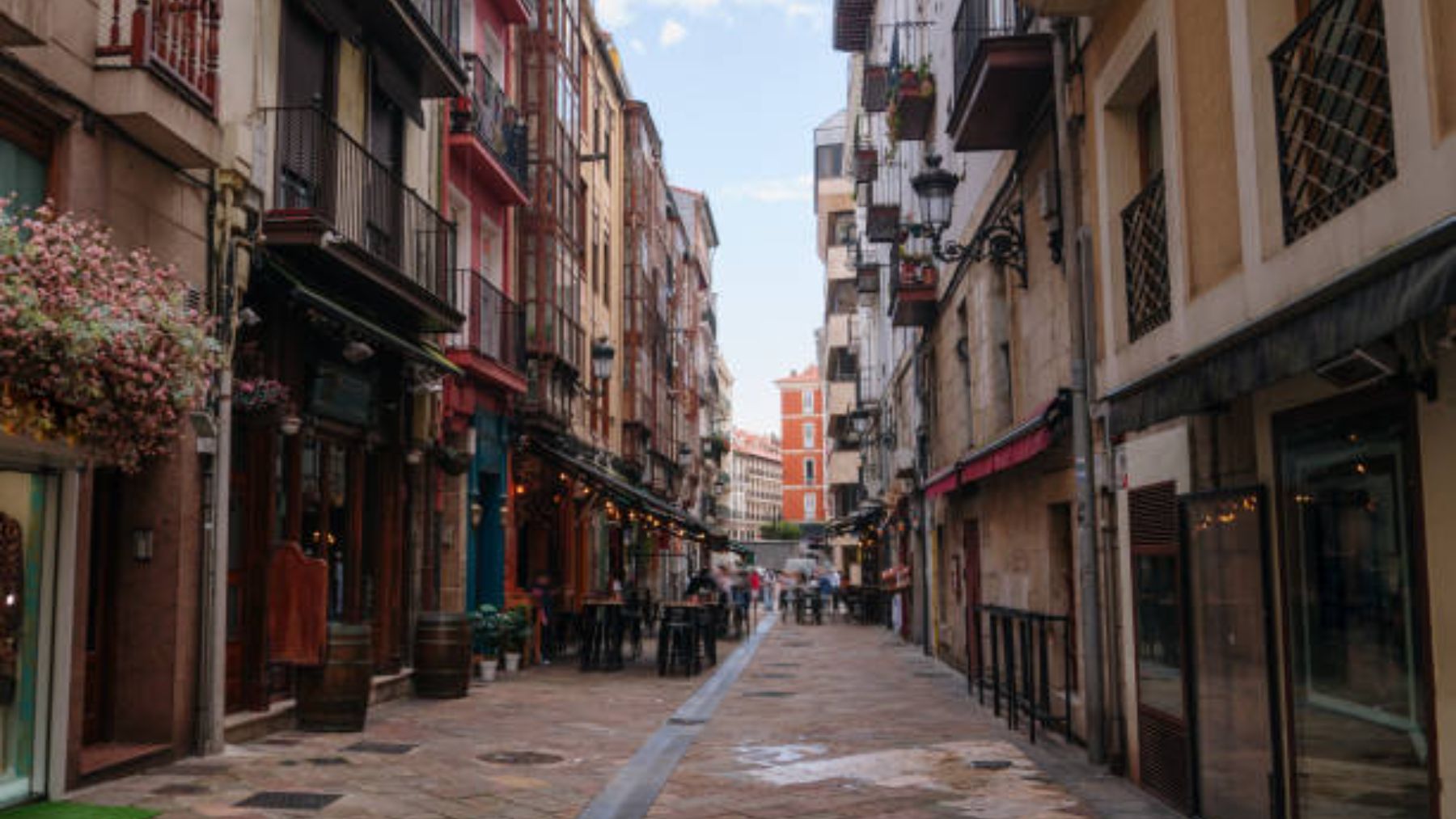 Calle con bares en Santander.