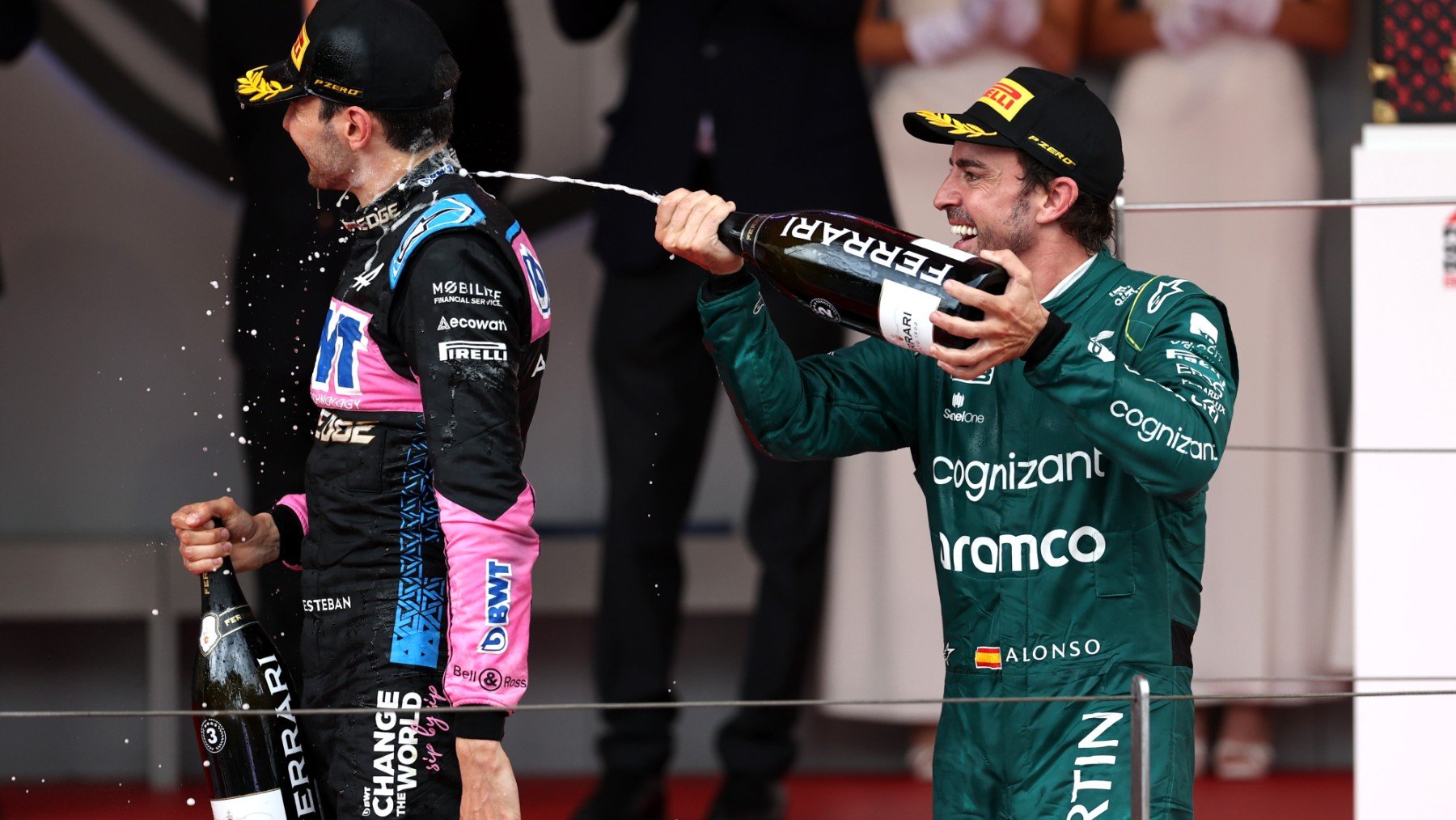 Fernando Alonso riega a Esteban Ocon en el Gran Premio de Mónaco de 2023. (Getty)