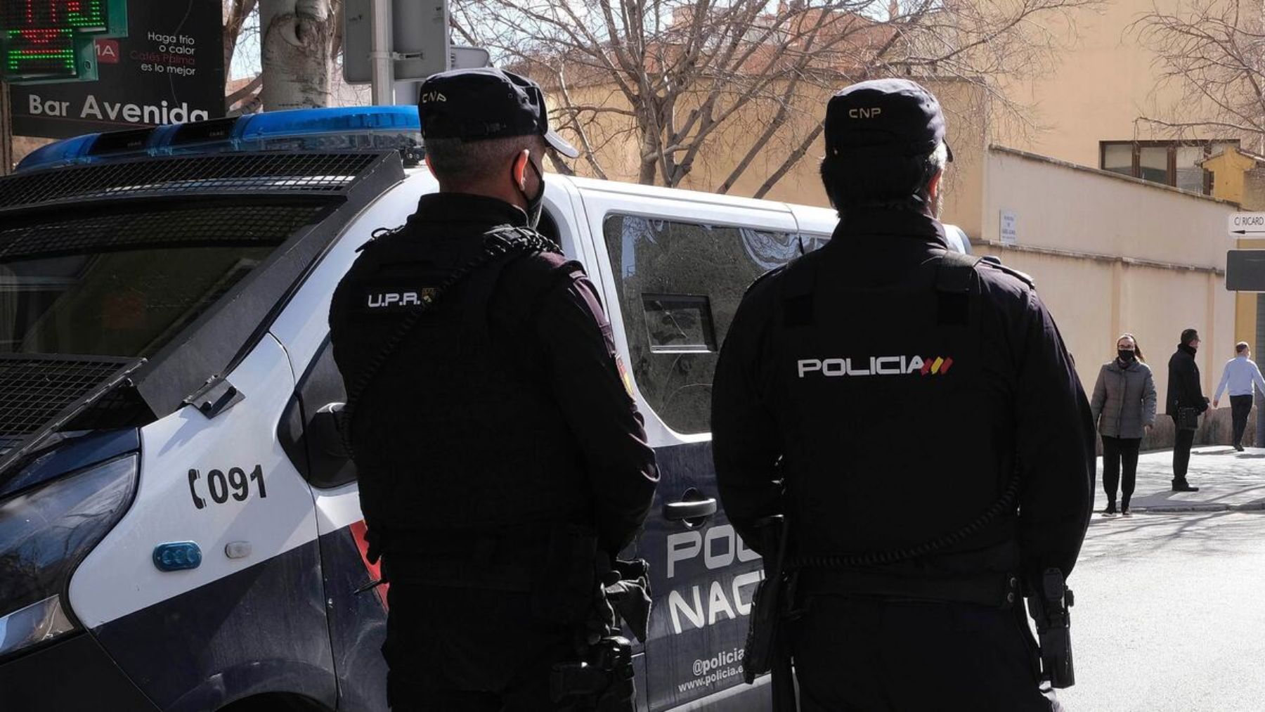 Dos agentes de la Policía Nacional.