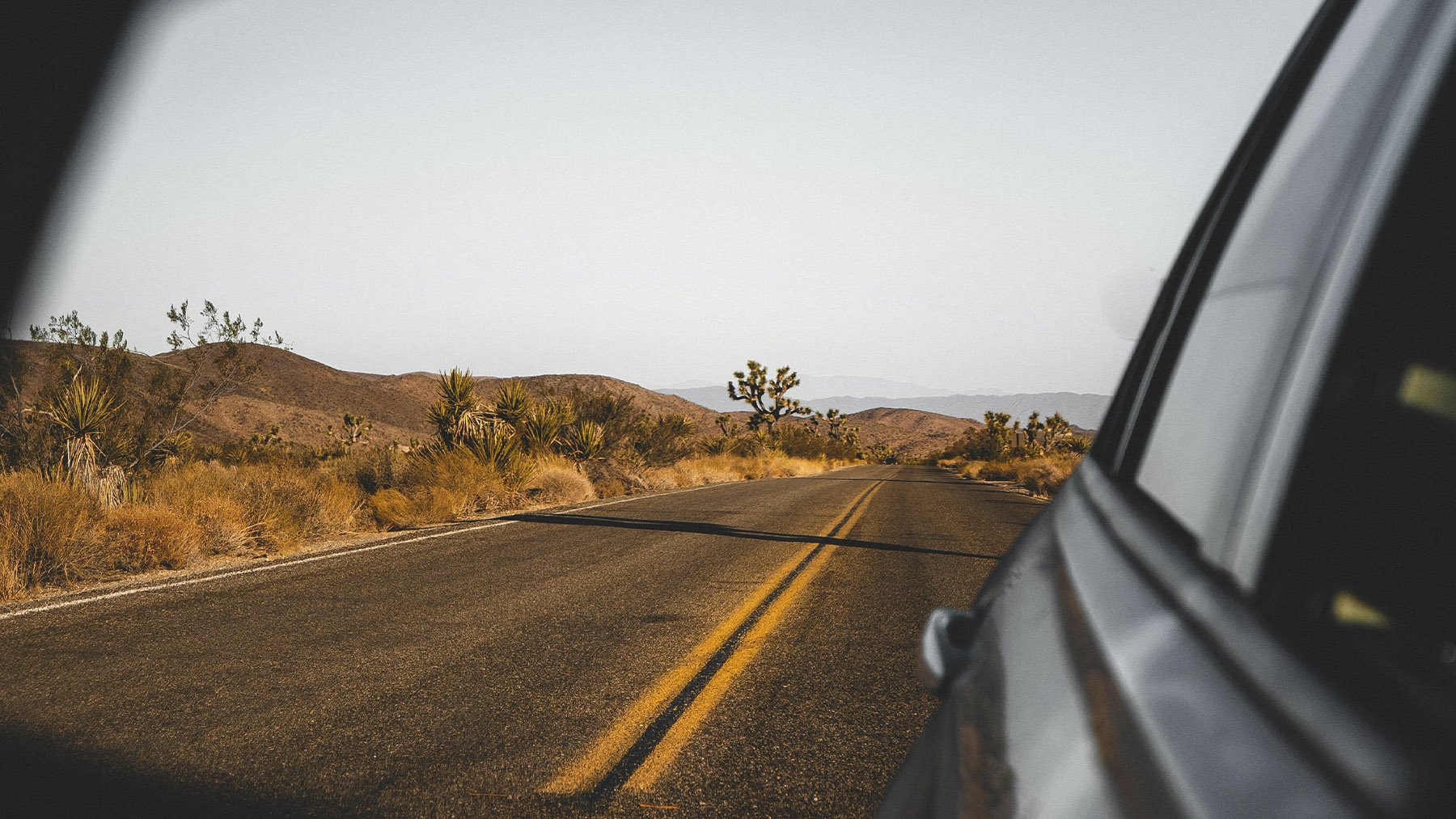 Líneas de tráfico vistas desde un espejo retrovisor. Foto: Pexels.