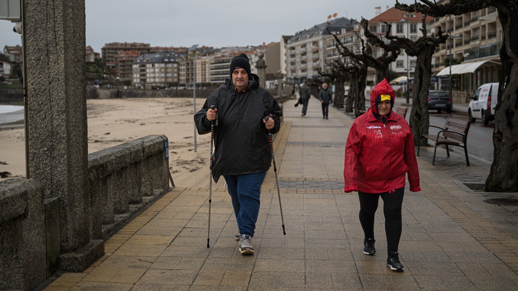 Dos personas pasean por una playa de Sanxenxo. (EP)