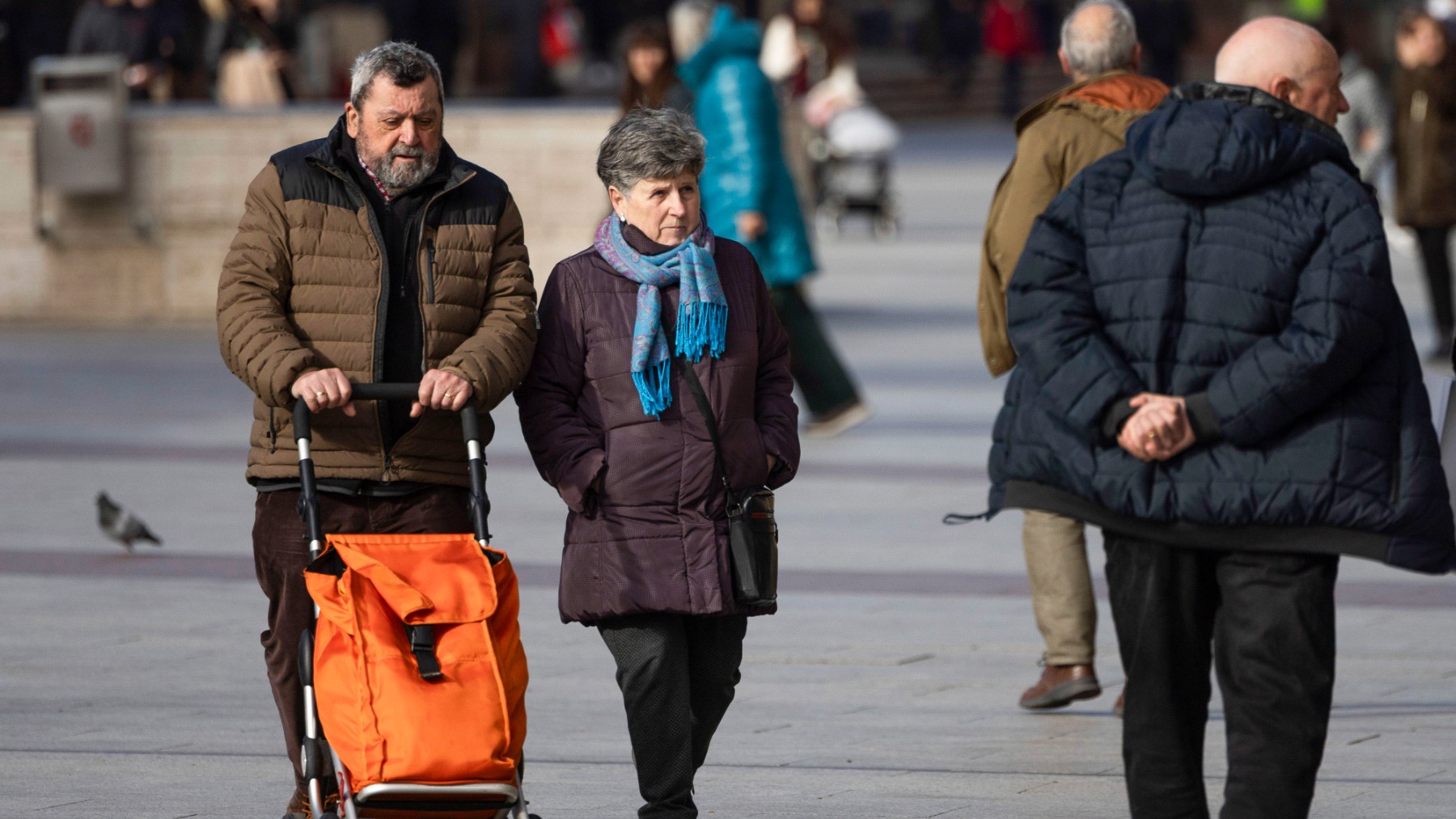 Varios jubilados caminan por las calles de Madrid. (EFE)