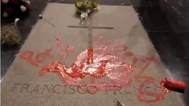 Pintada la tumba de Francisco Franco en 2018.