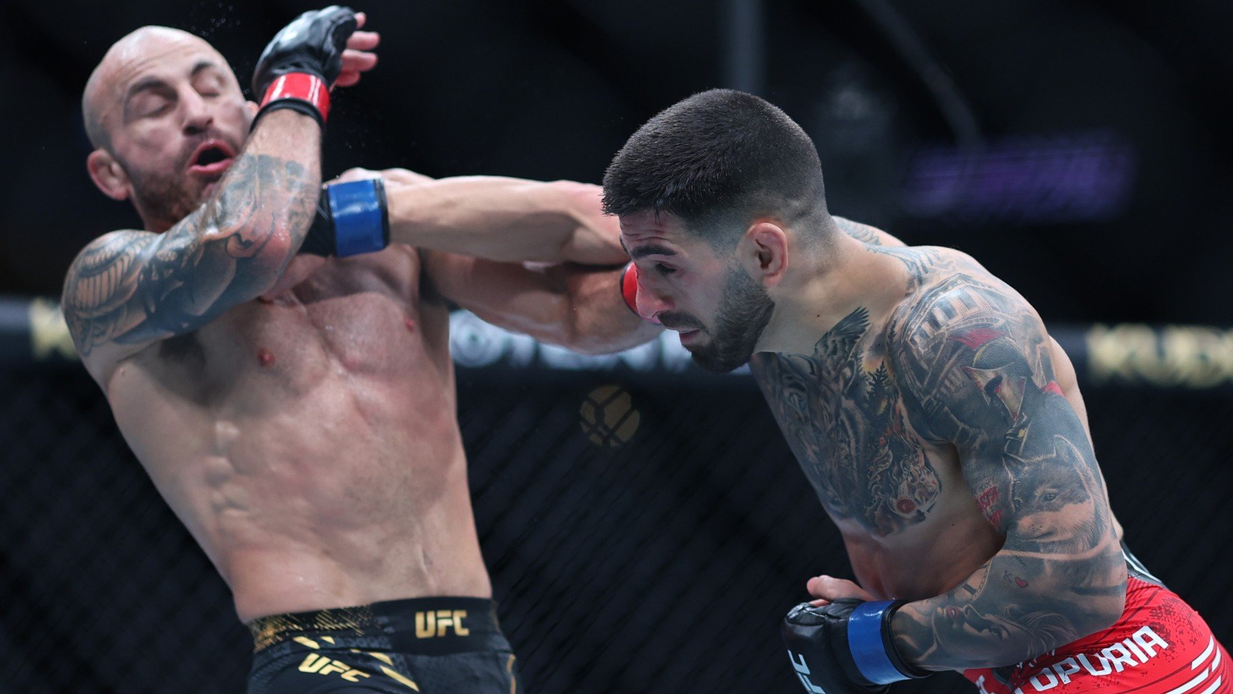 Topuria y Volkanovski durante su pelea por el título. (Getty)