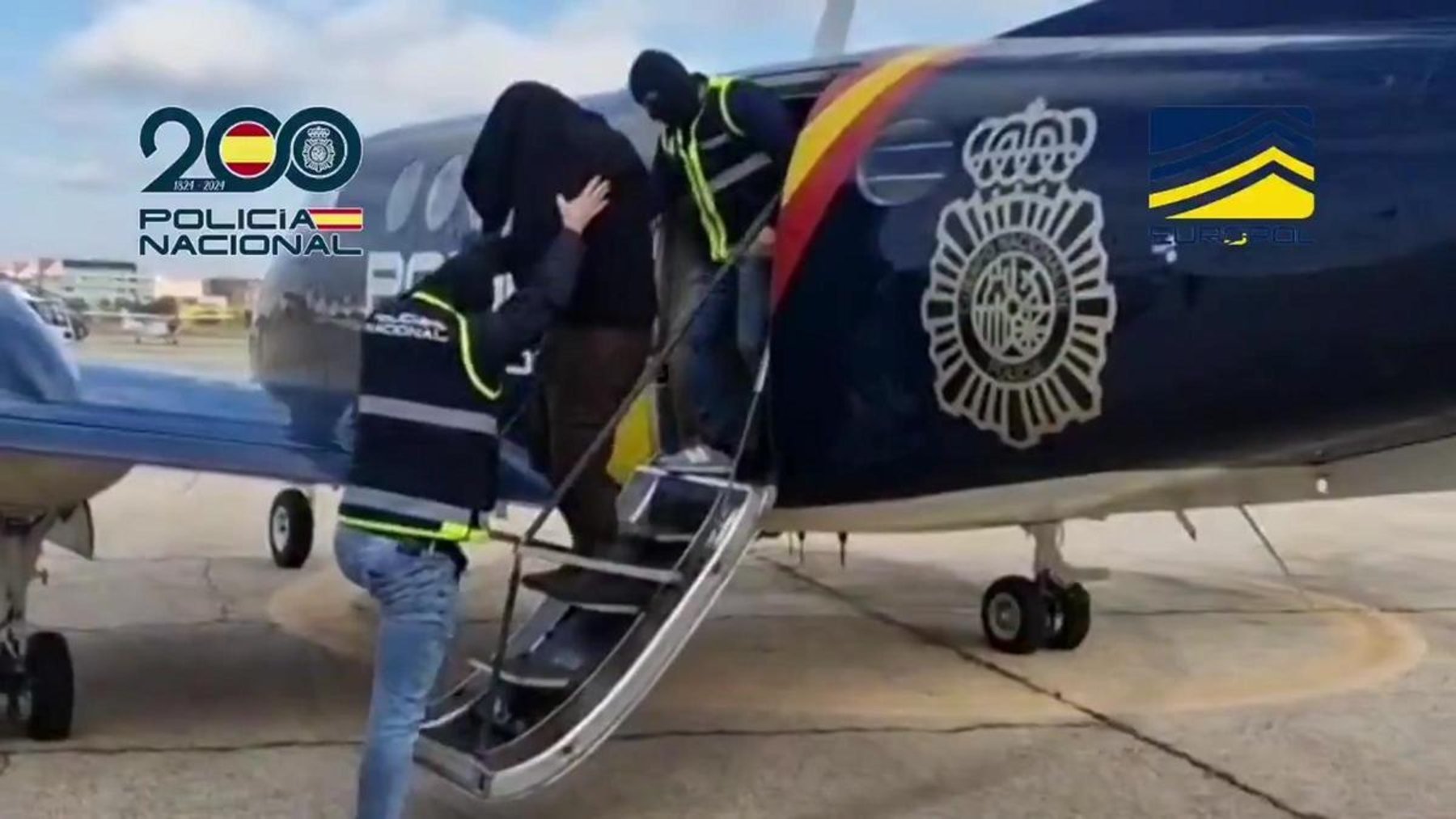 Yihadista bajando de un avión de la Policía Nacional.