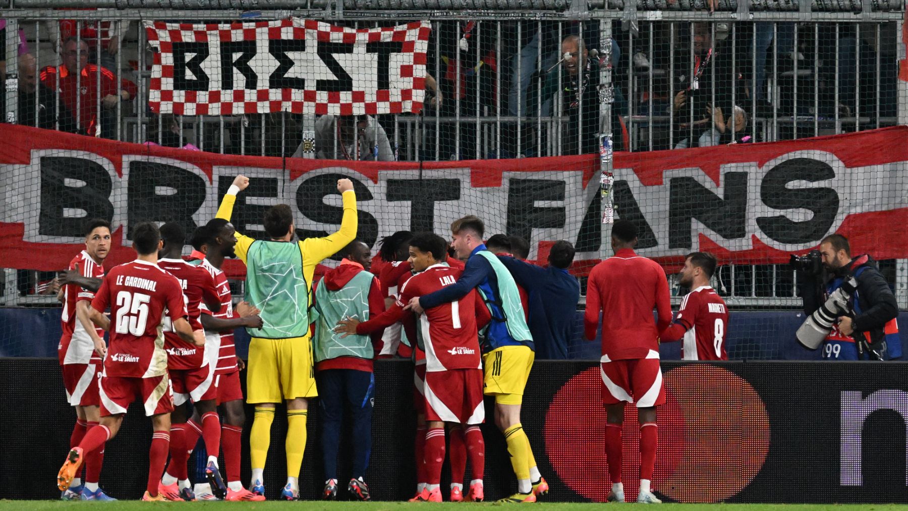 Los jugadores del Brest celebran un gol con su afición. (EP)