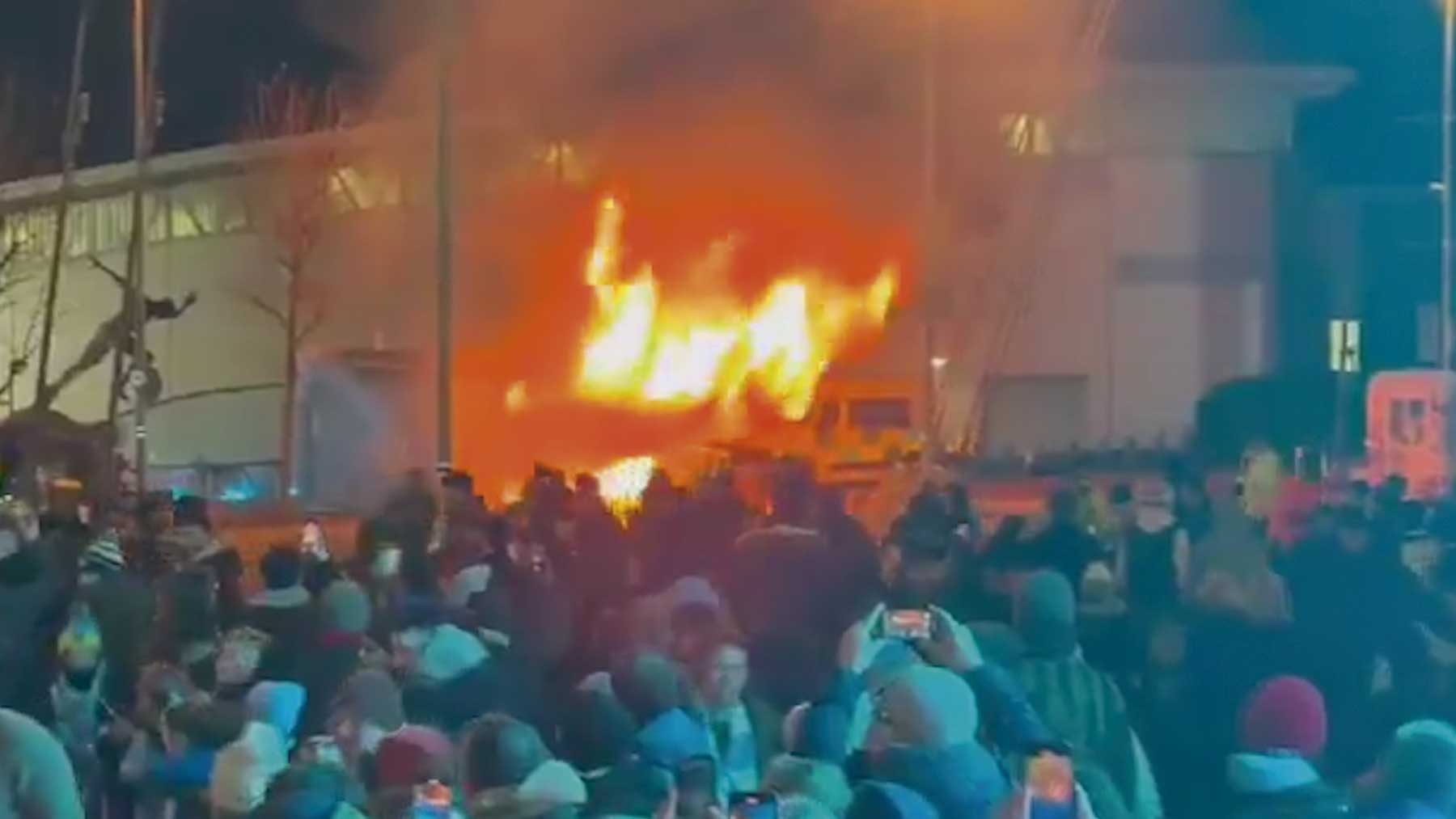 Incendio en las inmediaciones del Etihad.