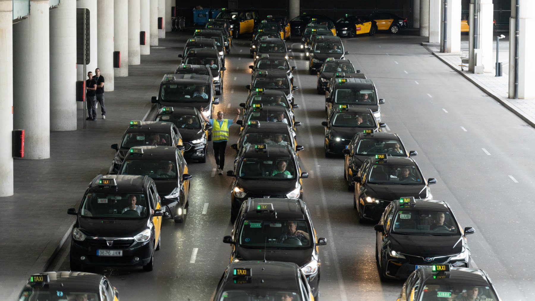 Taxis comenzando la huelga. (EP)