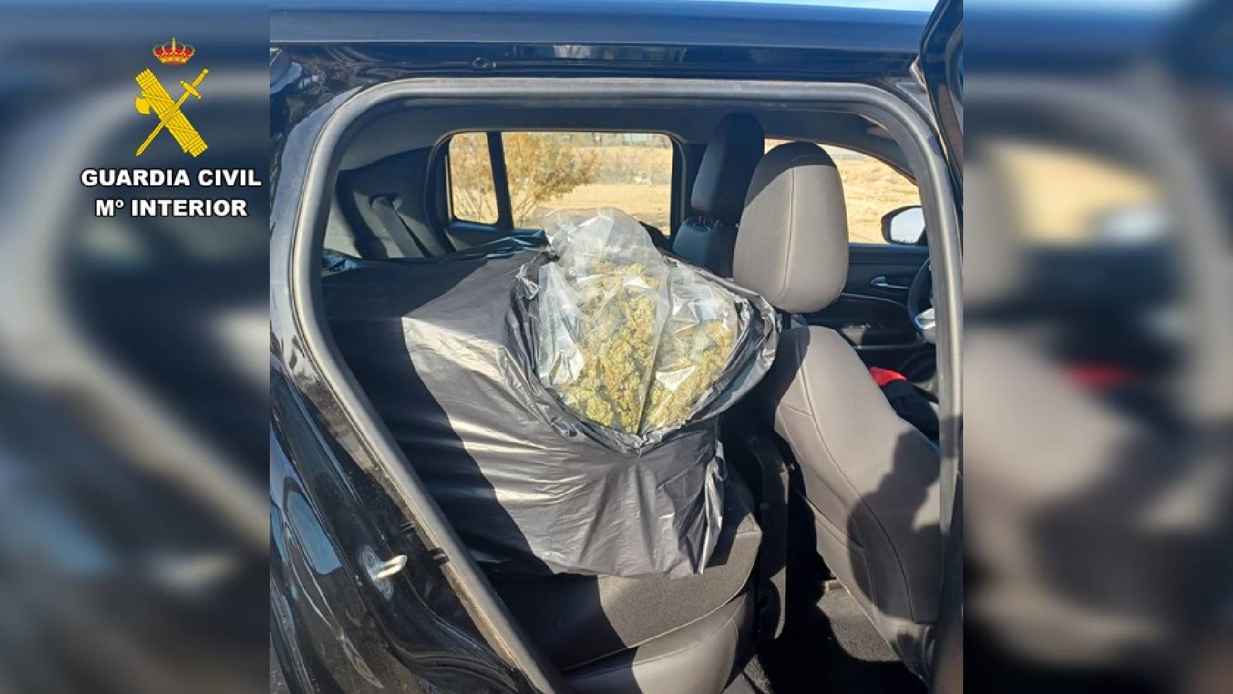 Las dos bolsas con 18,6 kilos de marihuana interceptadas por la Guardia Civil en la AP-7, en Torrevieja (Alicante).