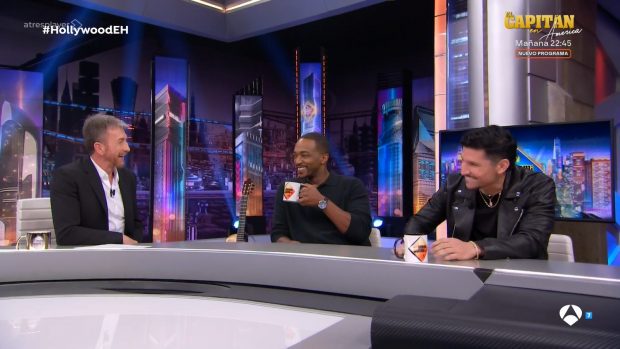 Los actores Anthony Mackie y Danny Ramirez junto a Pablo Motos en El Hormiguero (Atresmedia).