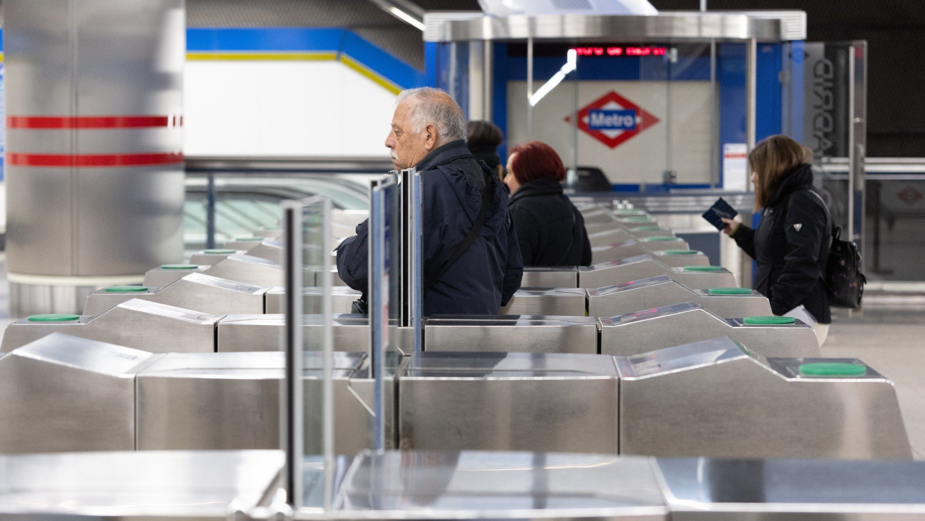 Varias personas en la estación de Metro de Móstoles Central. (EP)