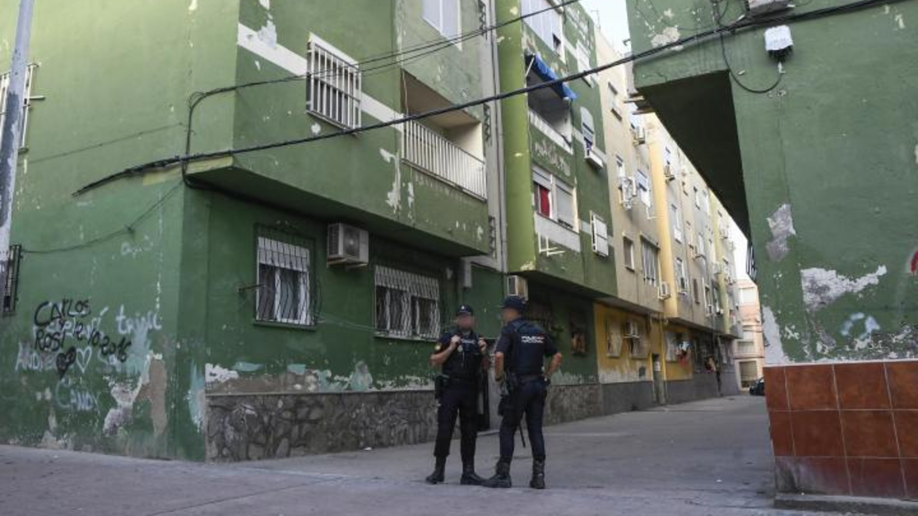 Agentes de la Policía Nacional frente a la vivienda del crimen. (Efe)