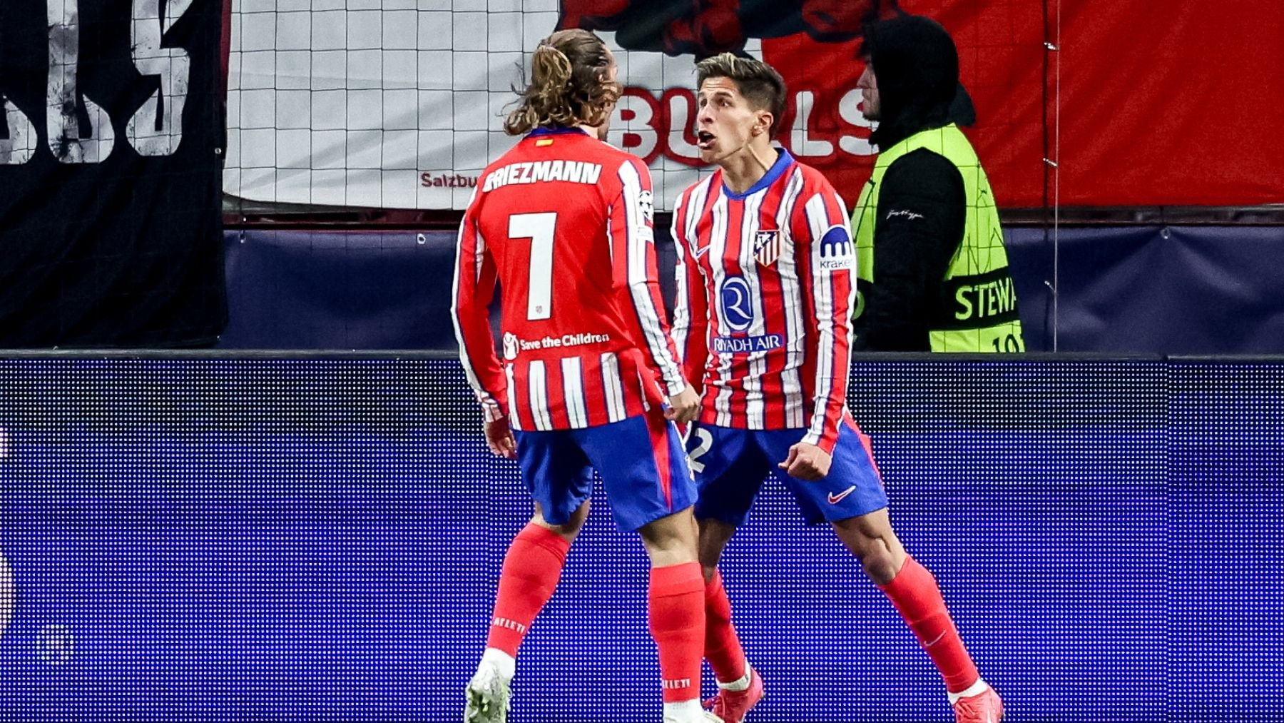 Giuliano Simeone celebra su gol al Salzburgo junto a Griezmann. (EFE)