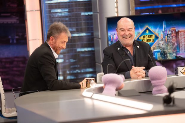 Pablo Motos y Antonio Resines en el plató de El Hormiguero (Atresmedia).