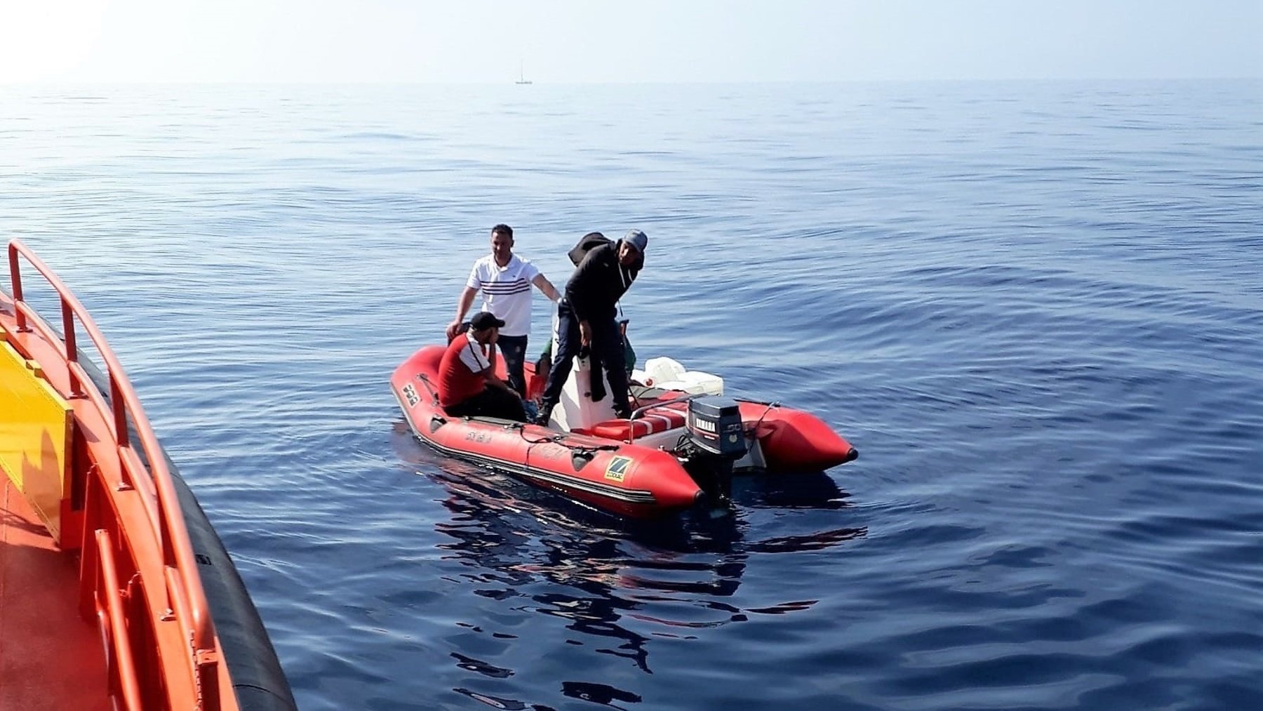 Inmigrantes ilegales en una patera en aguas de Almería. (EP)