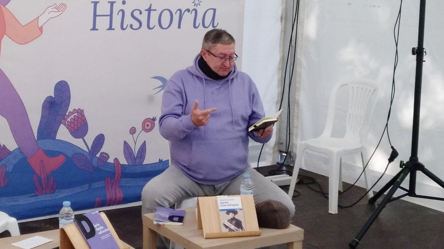 Xabier Ron con una sudadera de color morado feminista