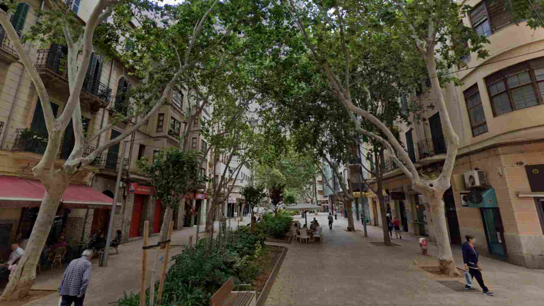 Dos jóvenes en un patinete que alcanzaba los 80 km/h arrollan en Palma a un niño de 2 años y se fugan