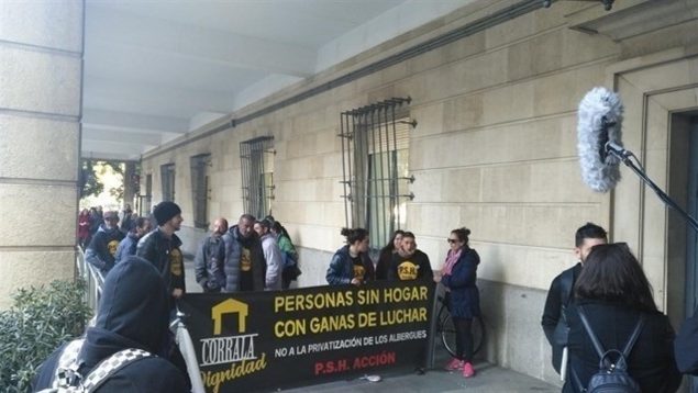 Protesta de la Corrala Dignidad ante la puerta de los juzgados de Sevilla.