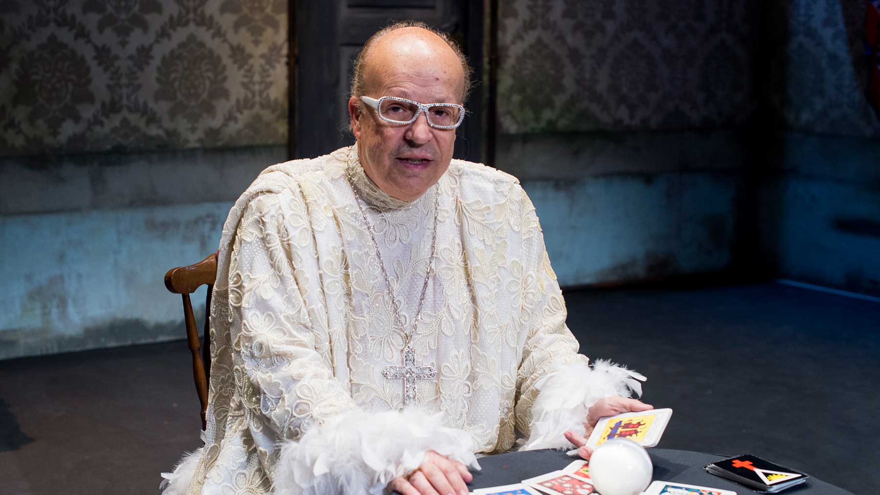 Posado de Rappel durante la presentación de la obra de teatro ‘El secuestro del adivino’ (Foto: Gtres).