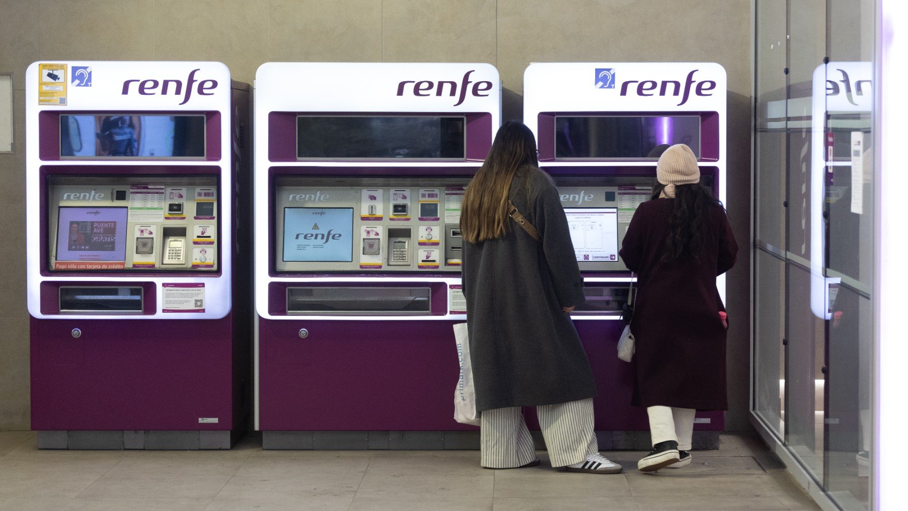 Varias personas compran billetes de Renfe. (EP)