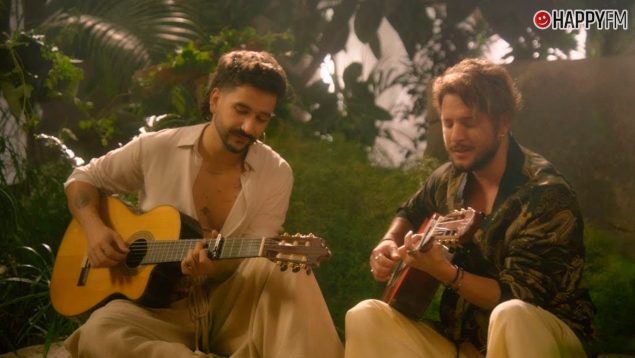 Camilo y Manuel Carrasco en el videoclip de 'Salitre'.