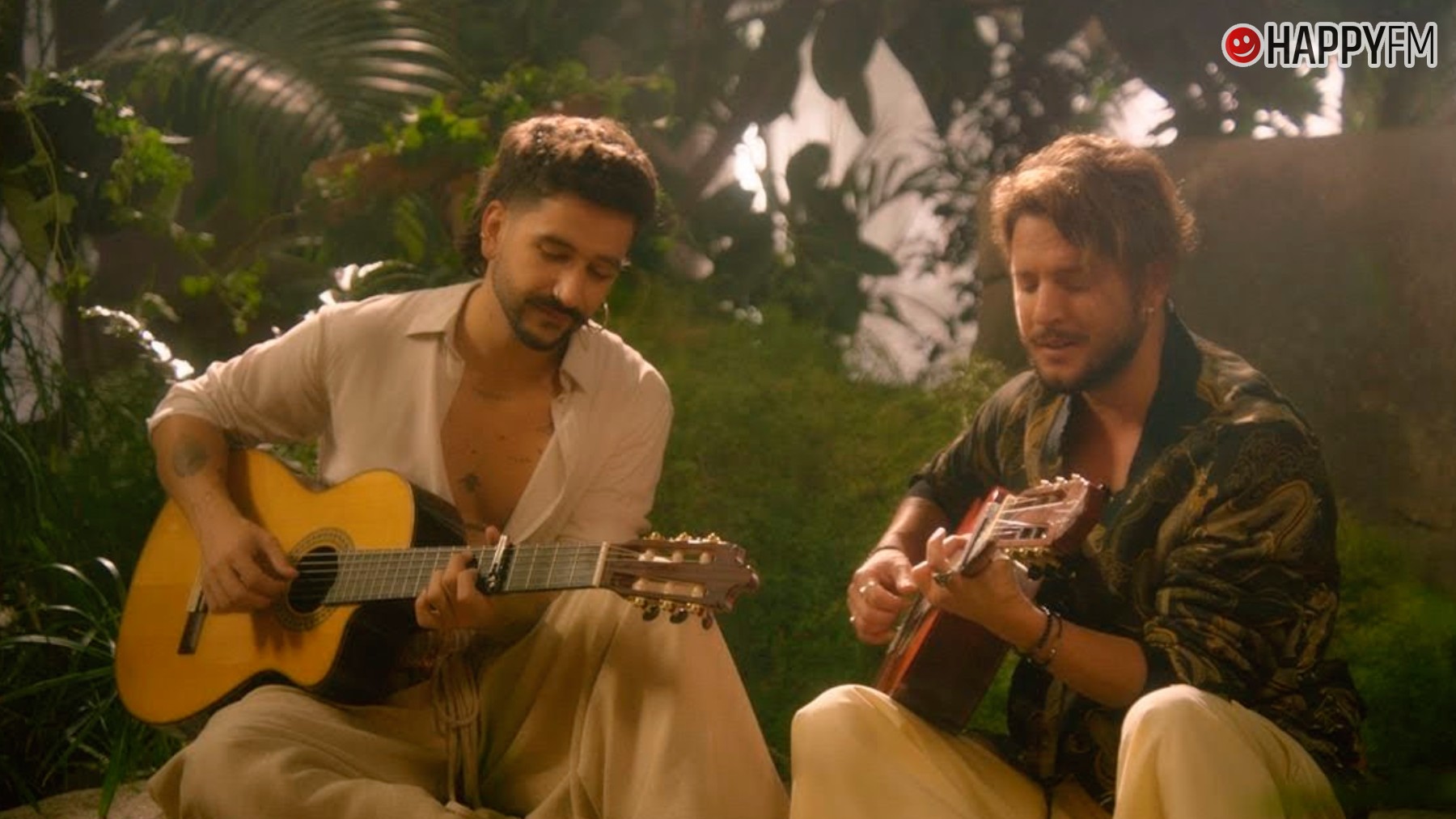 Camilo y Manuel Carrasco en el videoclip de ‘Salitre’.