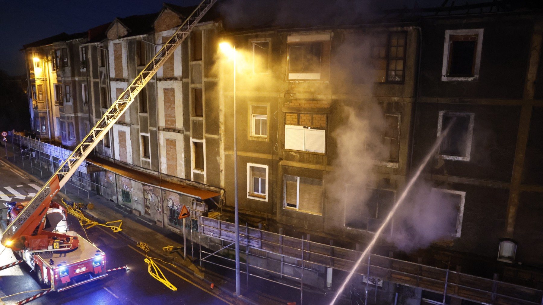 Imagen del edificio que ha ardido en Basauri. (Efe)