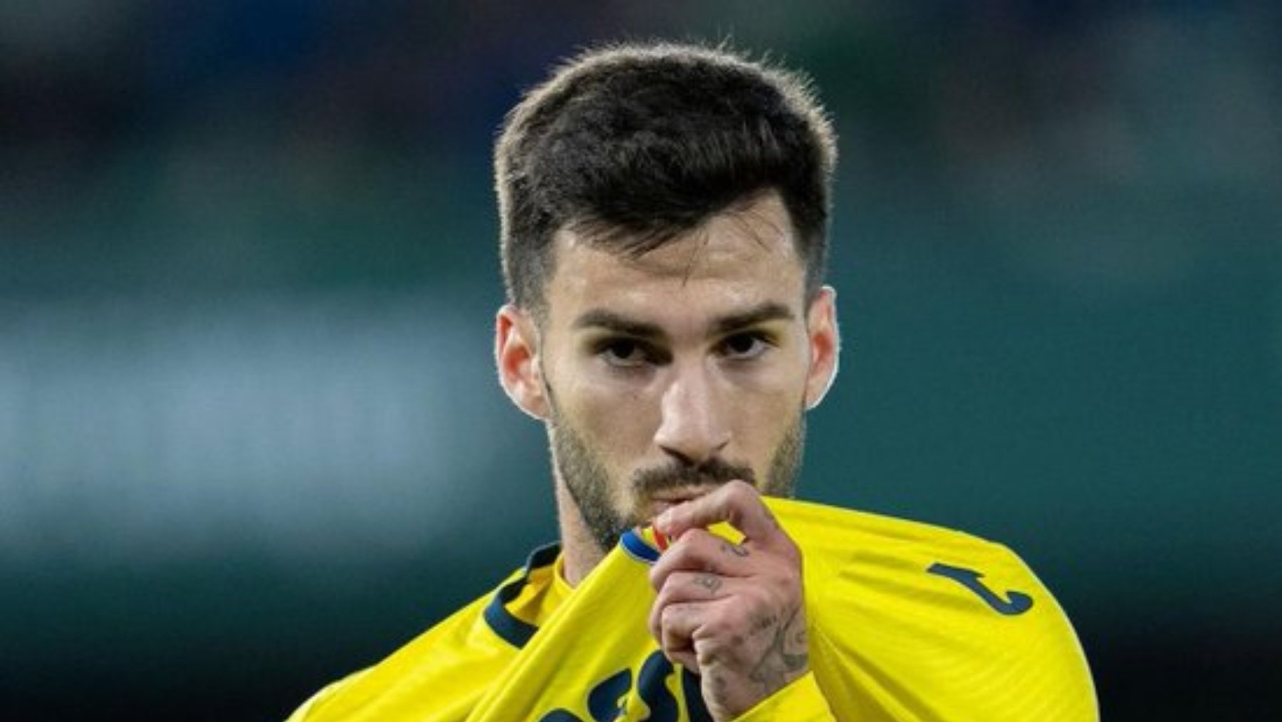 Baena, besándose el escudo del Villarreal para anunciar que se queda.