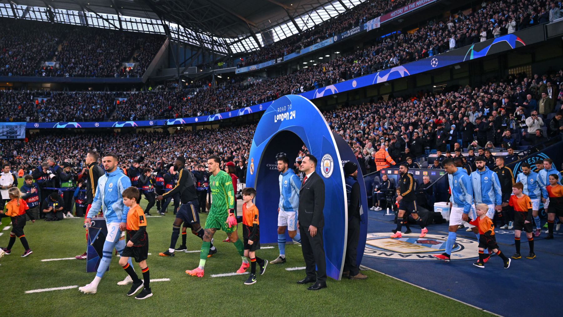 City y Real Madrid saltan al campo en el Etihad. (Getty)