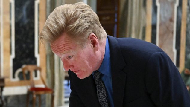 Conan O’Brien en un acto con el papa