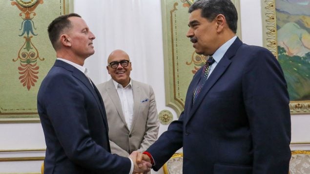 El enviado de Trump, Rick Grenell, con Maduro y Jorge Rodríguez. (Efe)