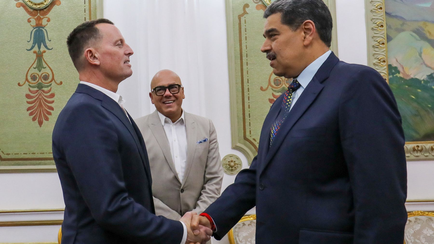 El enviado de Trump, Rick Grenell, con Maduro y Jorge Rodríguez. (Efe)