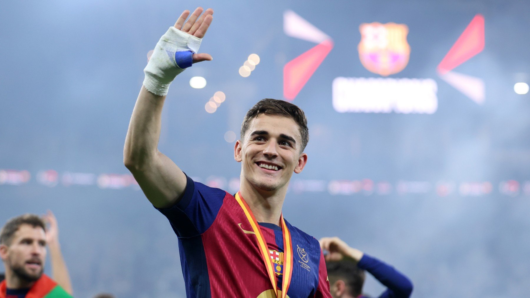 Gavi celebra la Supercopa ganada por el Barcelona en 2025. (Getty)