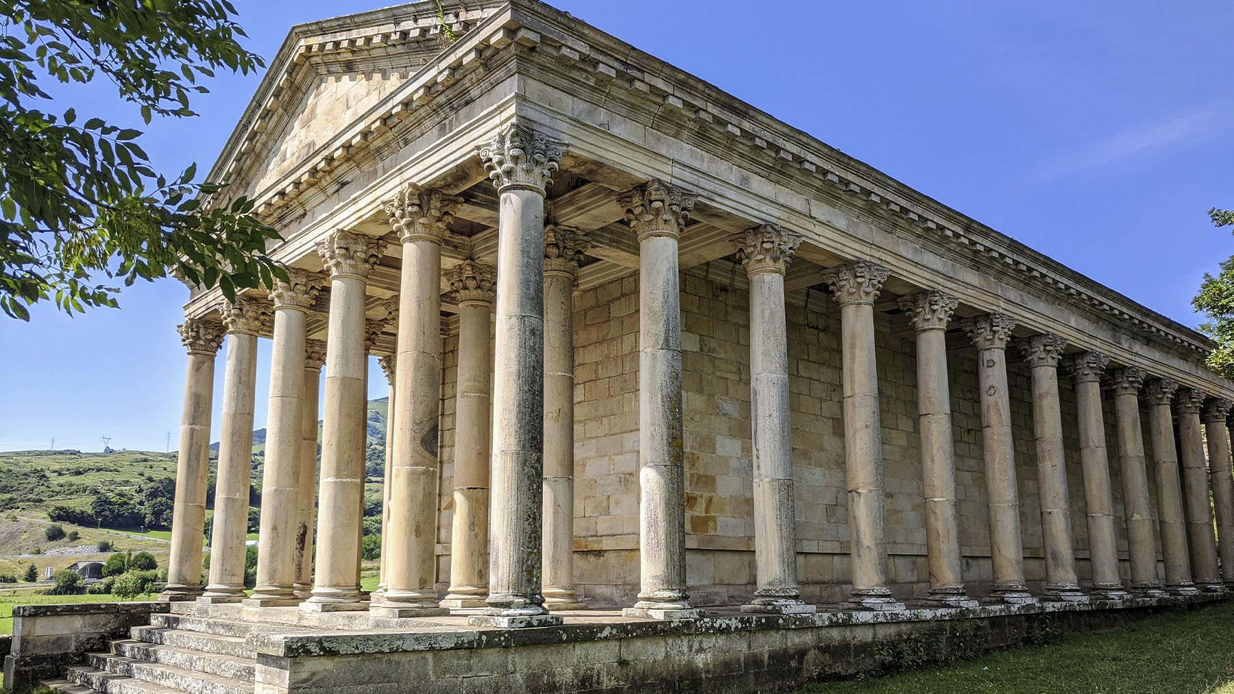 Iglesia neoclásica de San Jorge, Las Fraguas. Foto: Rodelar en Wikimedia Commons.