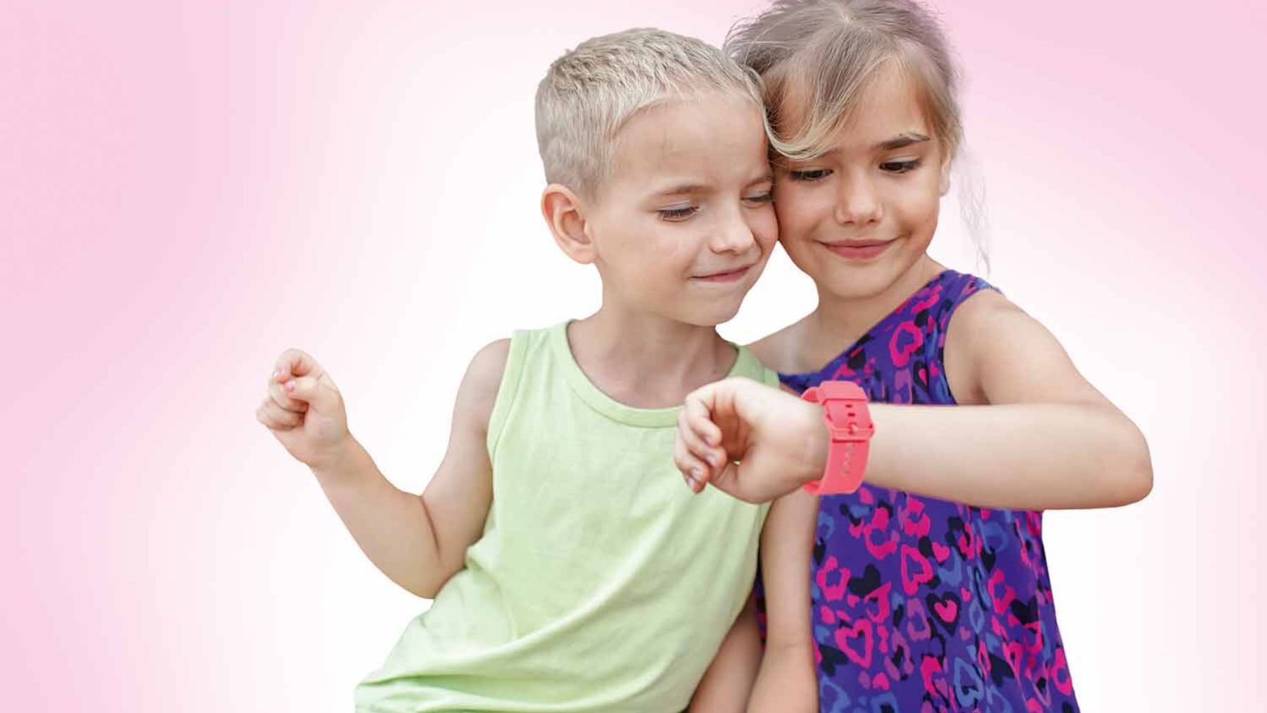 Niños con el smartwatch de Lidl.