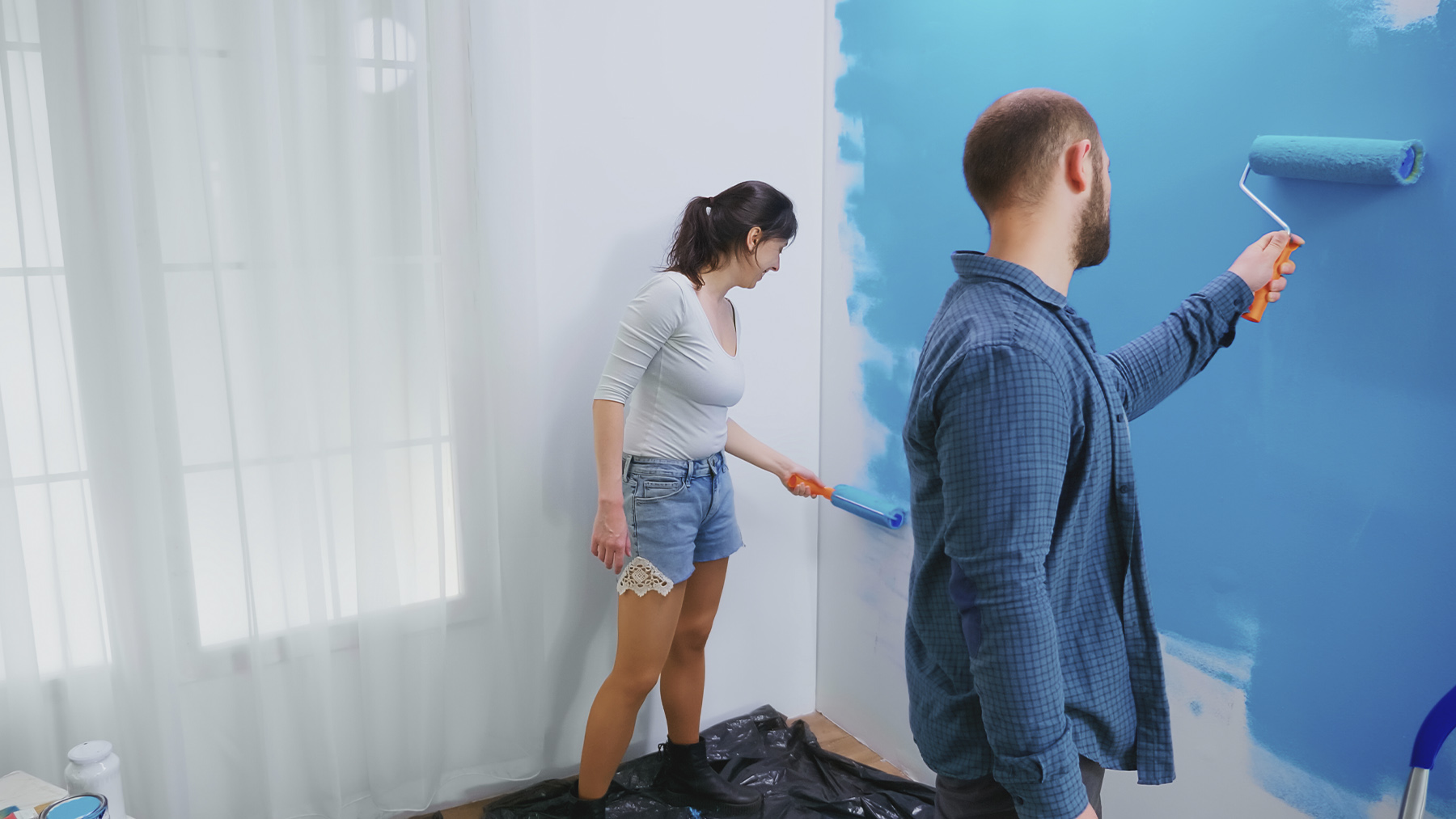 Pareja pintando una habitación. Foto: Freepik.