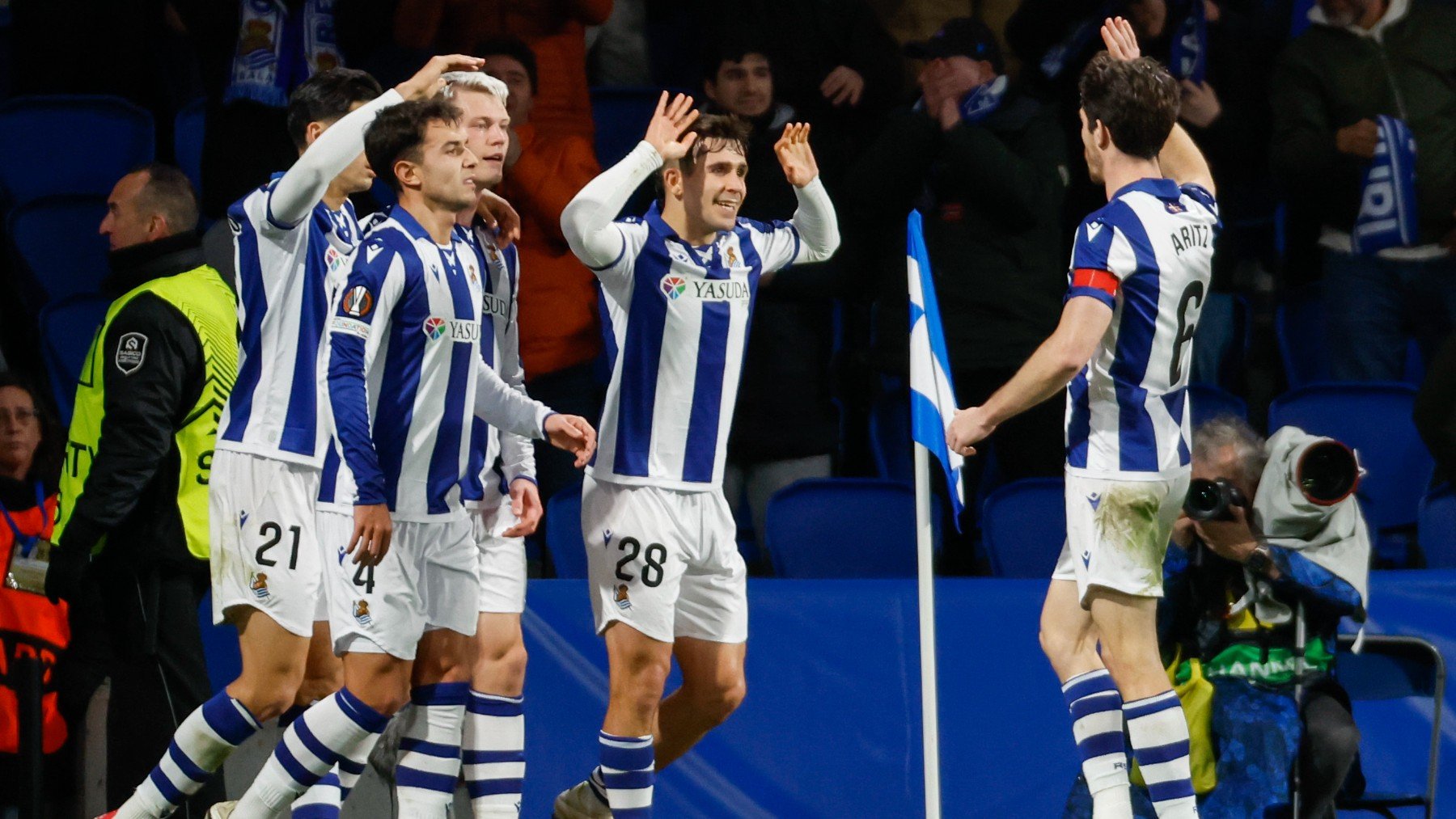 Los jugadores de la Real Sociedad celebran un gol en la Europa League. (EFE)