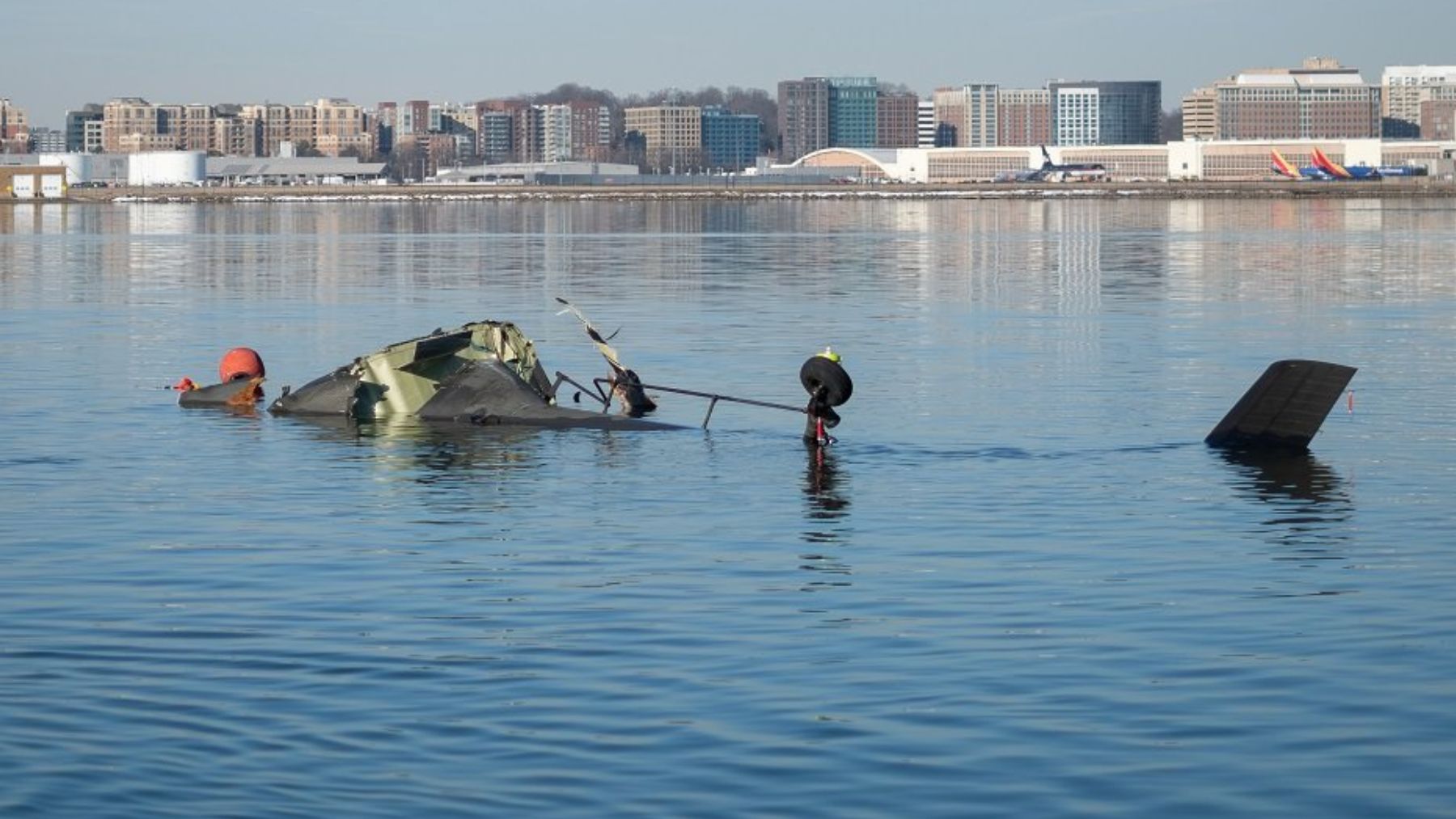 Restos del Black Hawk siniestrado en el río Potomac. (Guardia Costera de EEUU)