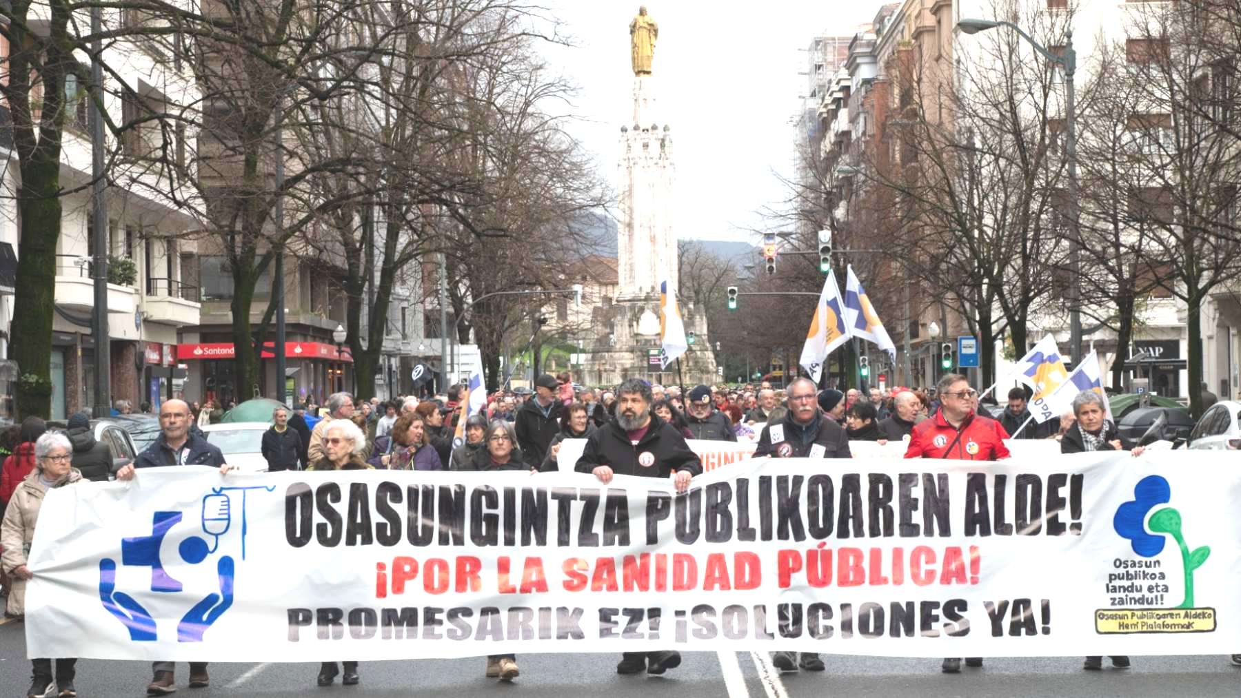 Cientos de personas durante una manifestación en defensa de la sanidad pública en Bilbao.