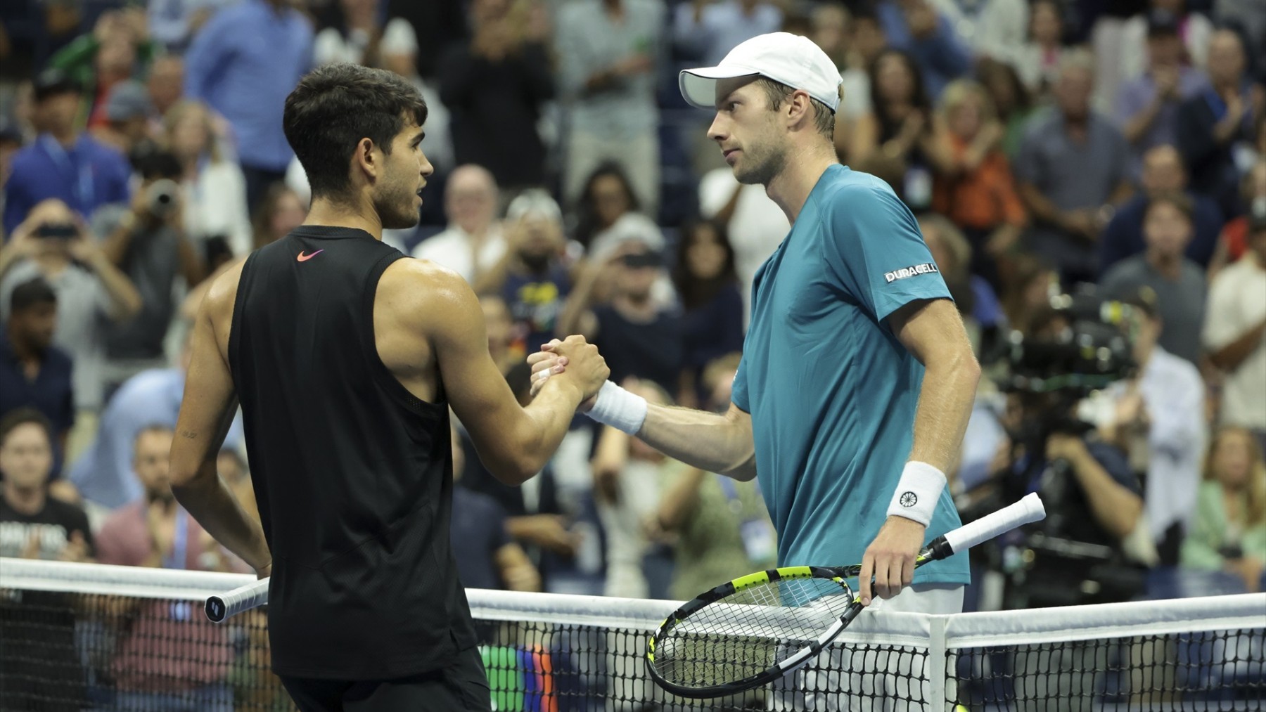 Alcaraz y Botic Van de Zandschulp se saludan tras el US Open 2024. (EP)
