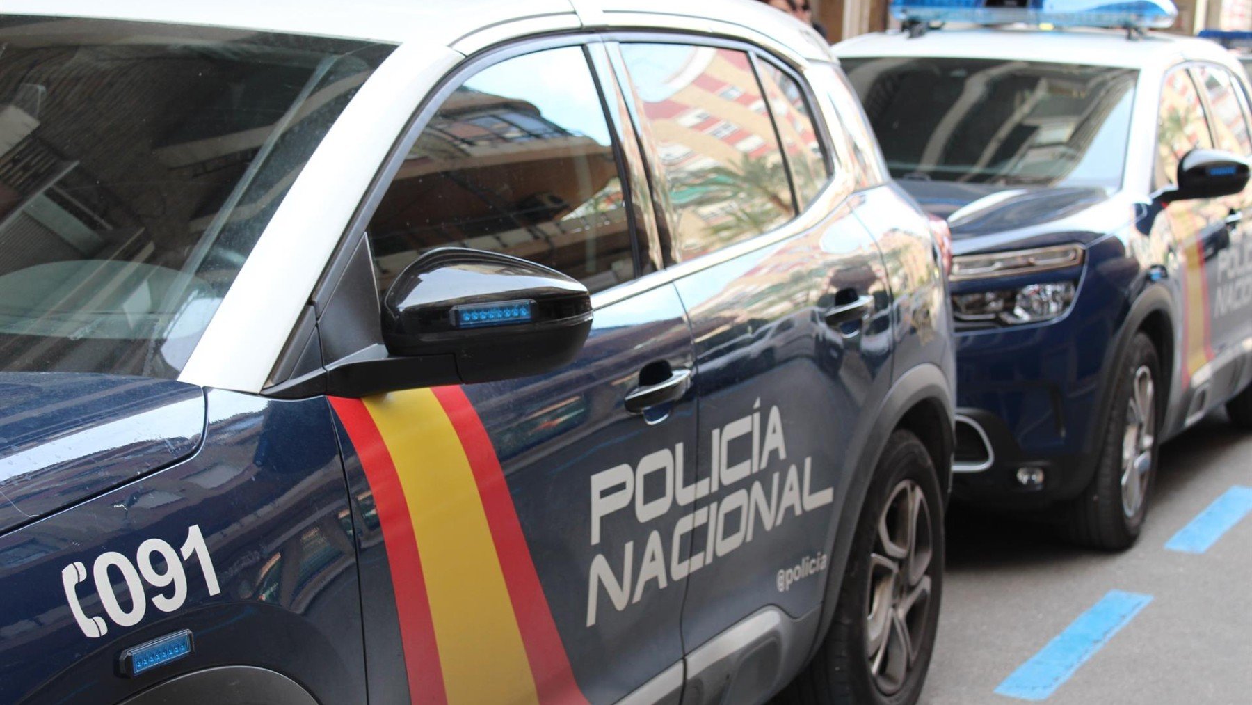 Dos vehículos policiales.