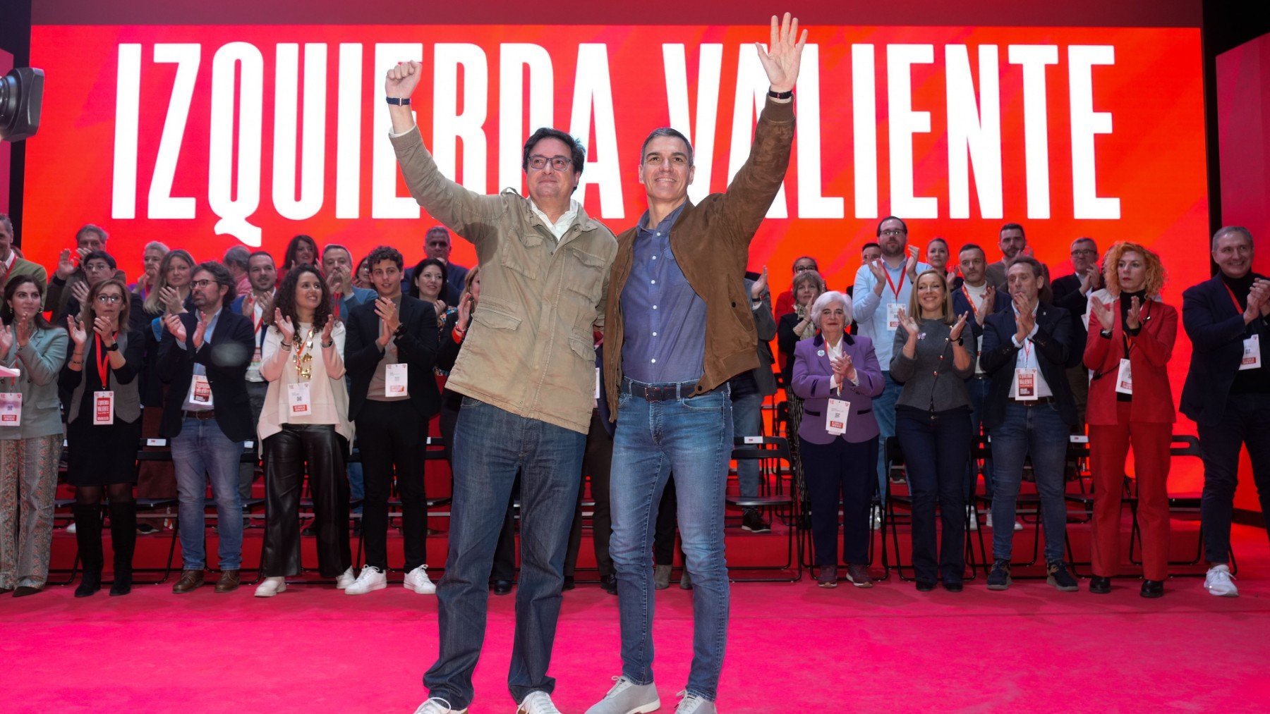 Pedro Sánchez junto a Óscar López. (Foto: EFE)