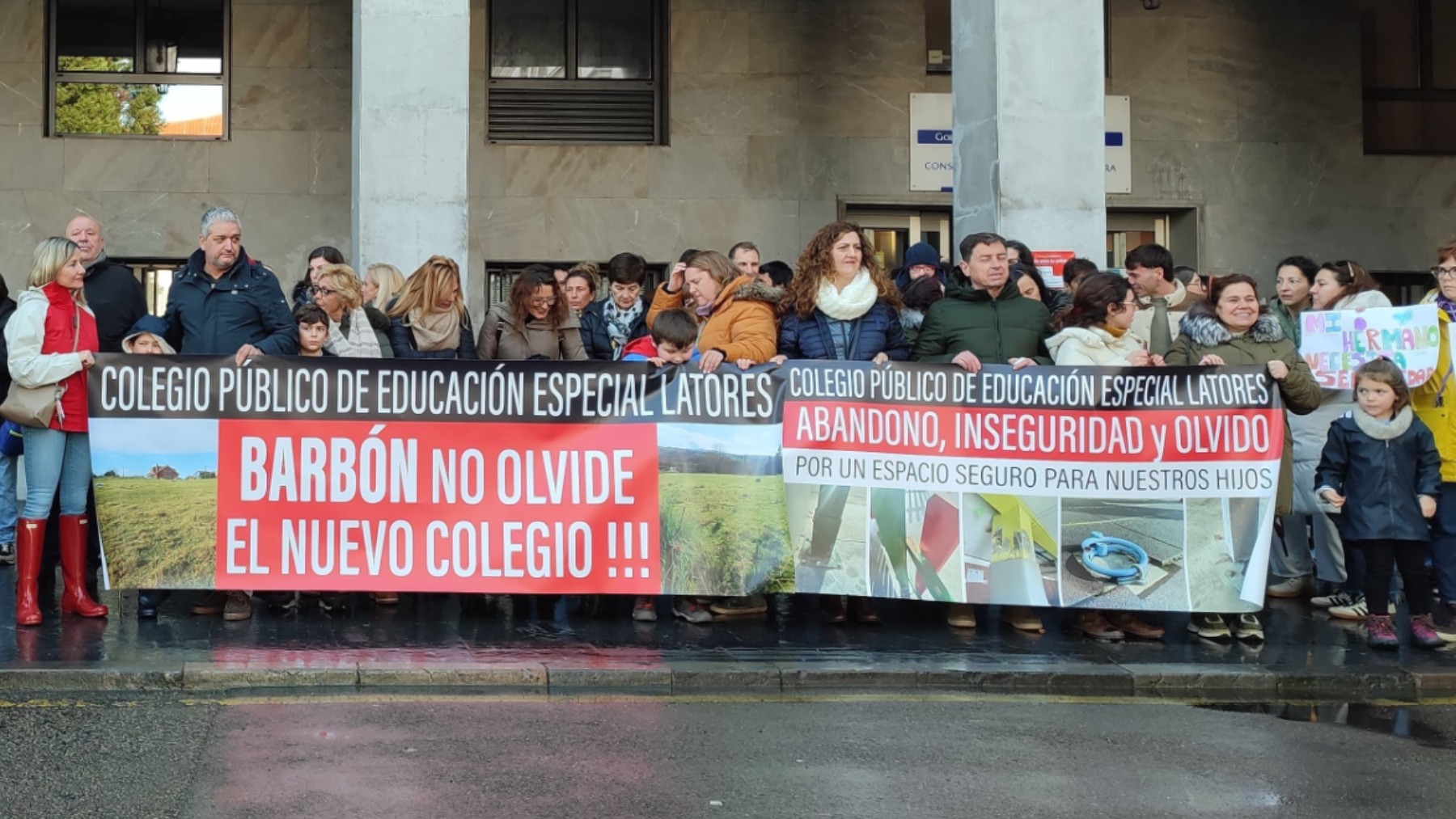 Concentración del AMPA del colegio de educación especial de Latores. (Foto: EP)