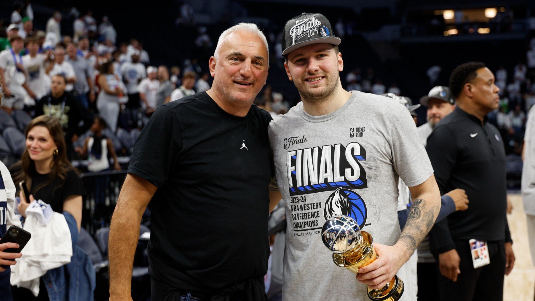 Luka Doncic, junto a su padre tras las Finales de la NBA. (Getty)