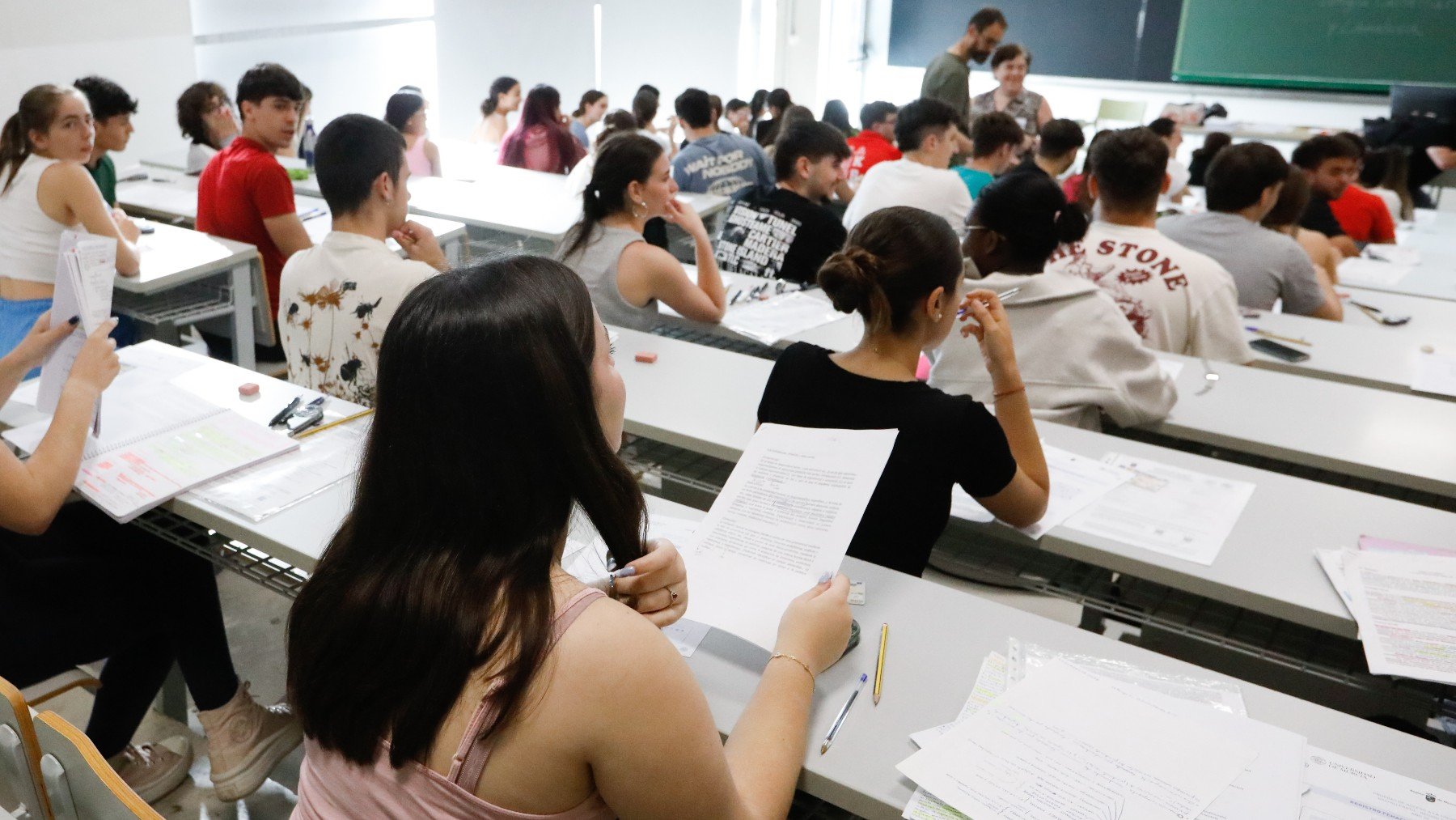 Estudiantes pasan un examen. (EP)