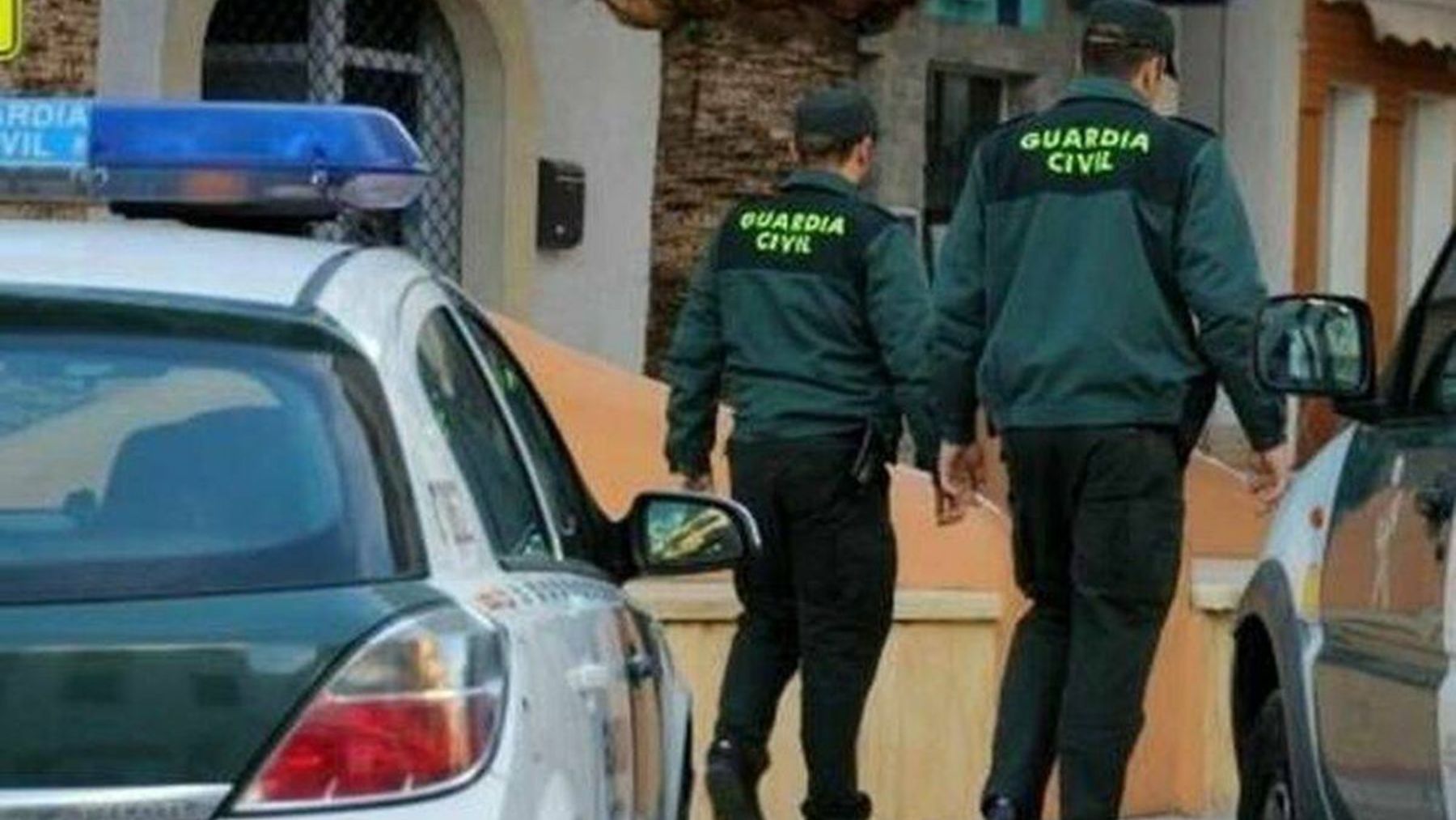 Dos agentes de la Guardia Civil.