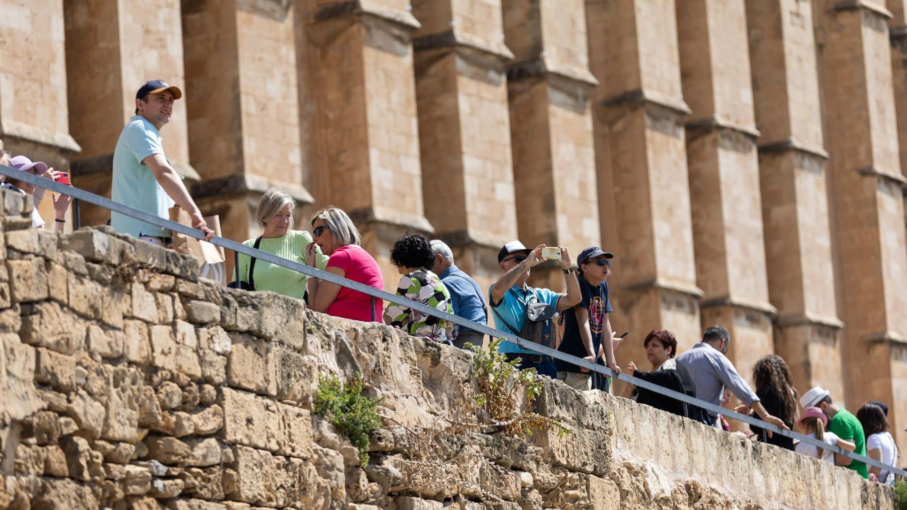 Varios turistas en las inmediaciones de la catedral de Mallorca. (Tomàs Moyà – Europa Press)