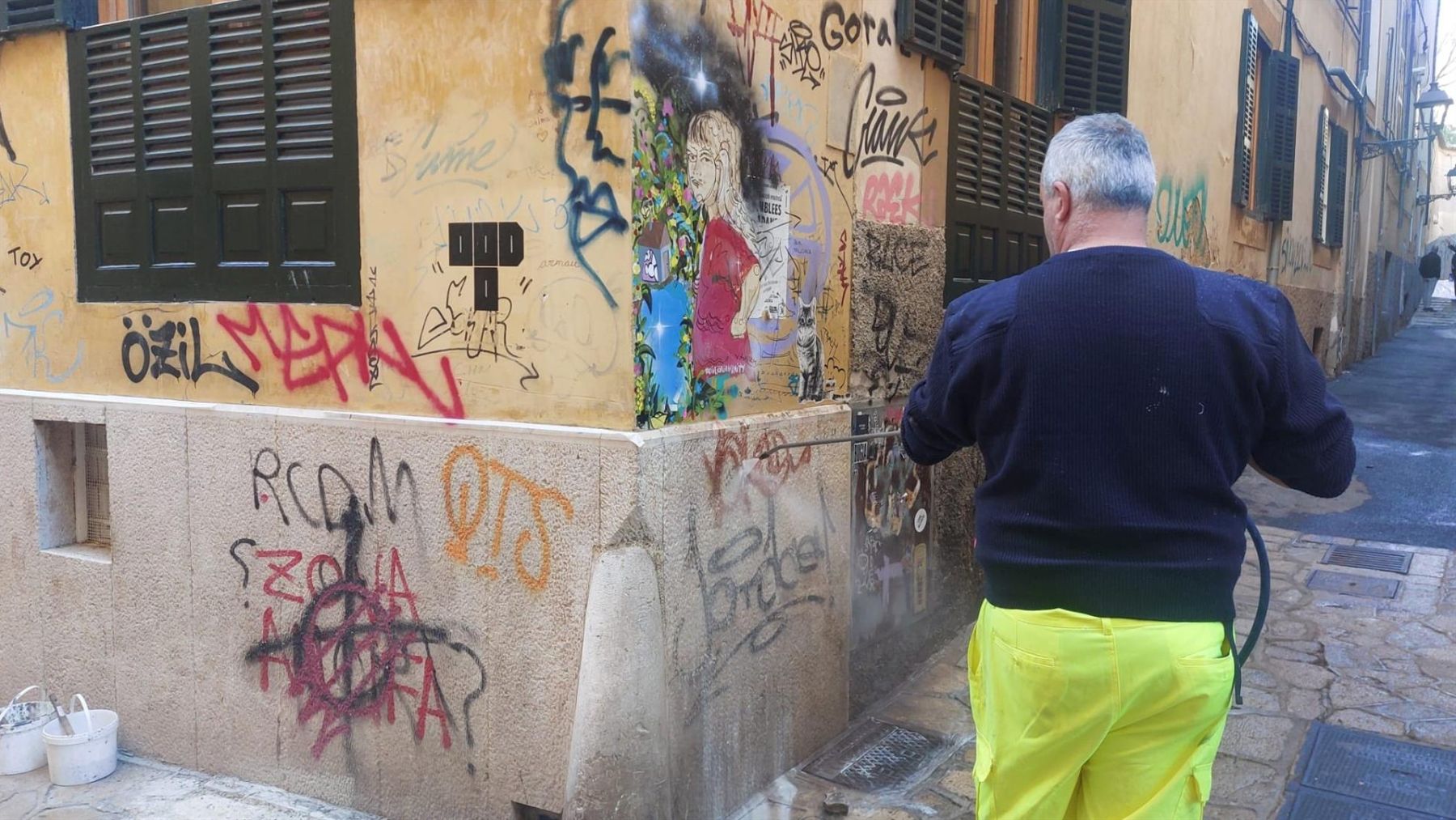 Un operario trabaja en la limpieza de grafitis del centro histórico de Palma. (Europa Press)